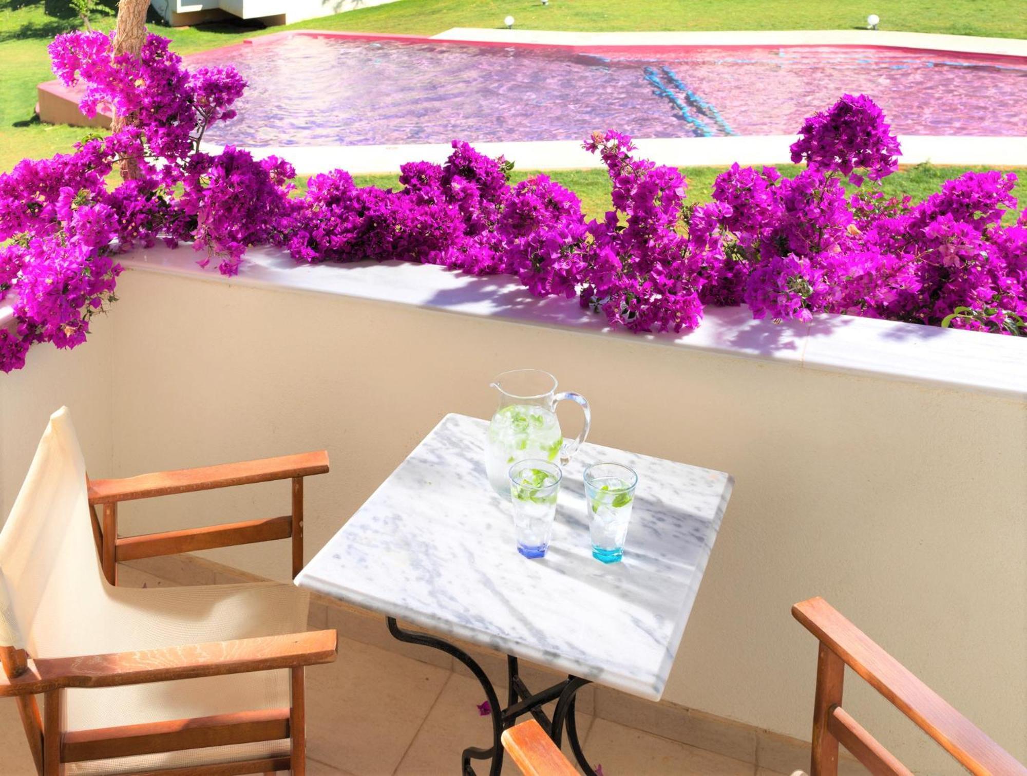 Out Of The Blue & 5* Agia Pelagia (Creta)